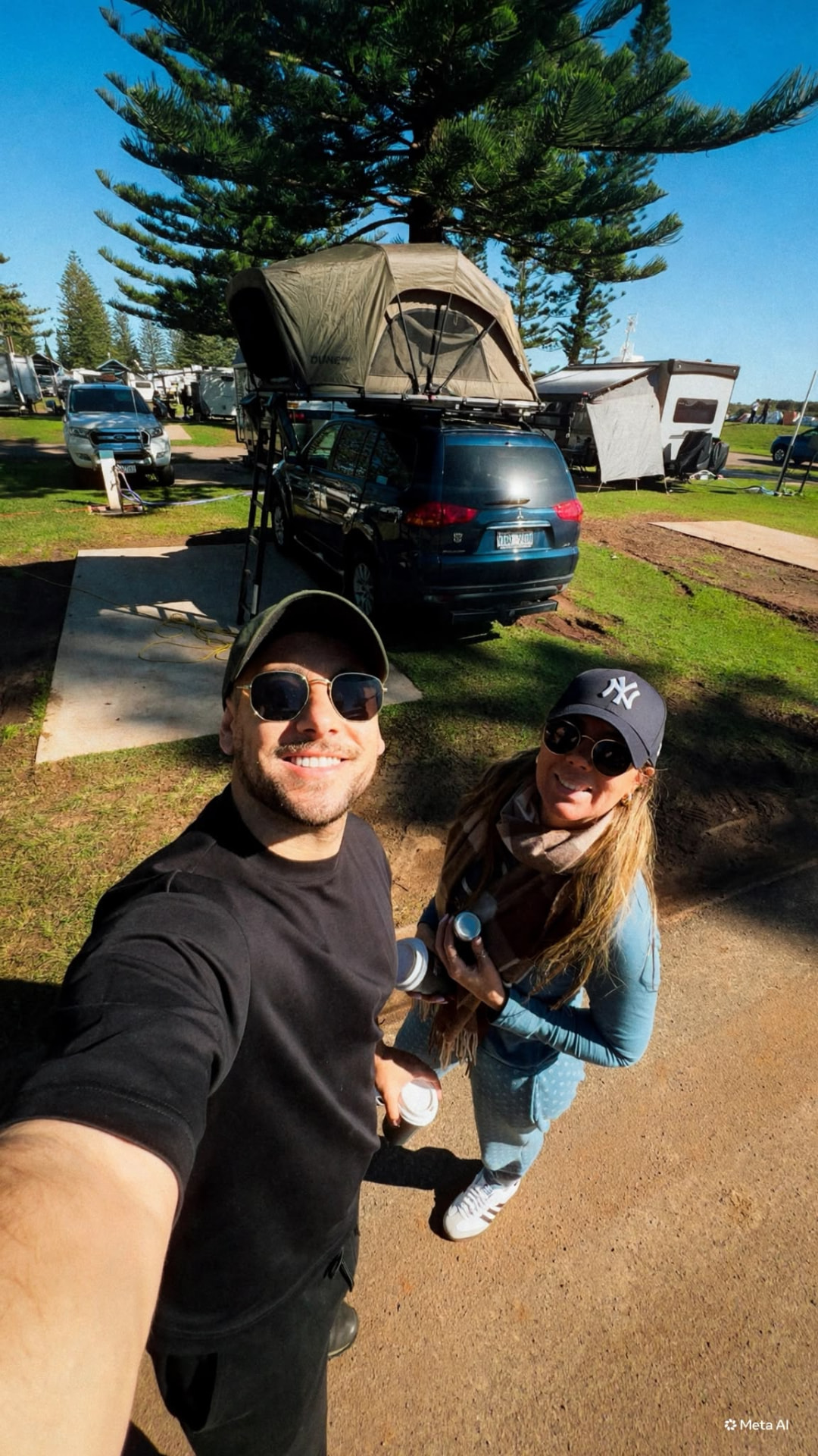 Nós dois em frente ao nosso 4x4 com a barraca no teto, em um acampamento