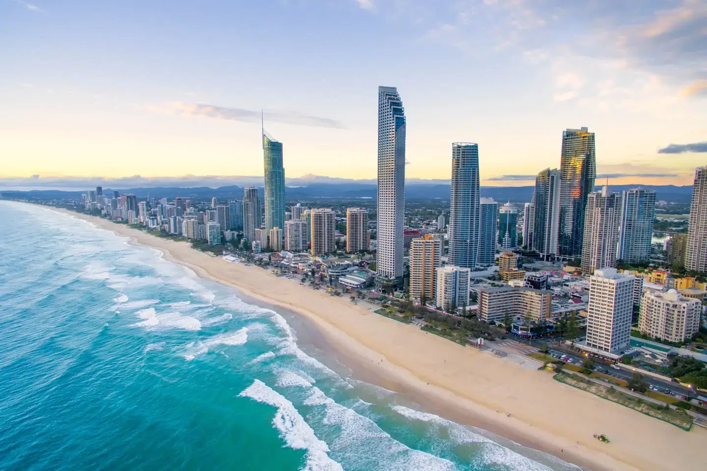 Onde de Gold Coast com o mar e os prédios de Surfers Paradise