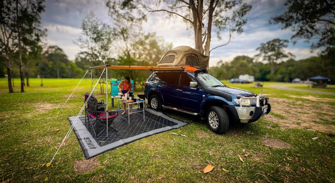 Preparando a comida embaixo do toldo, ao lado do 4x4 no acampamento