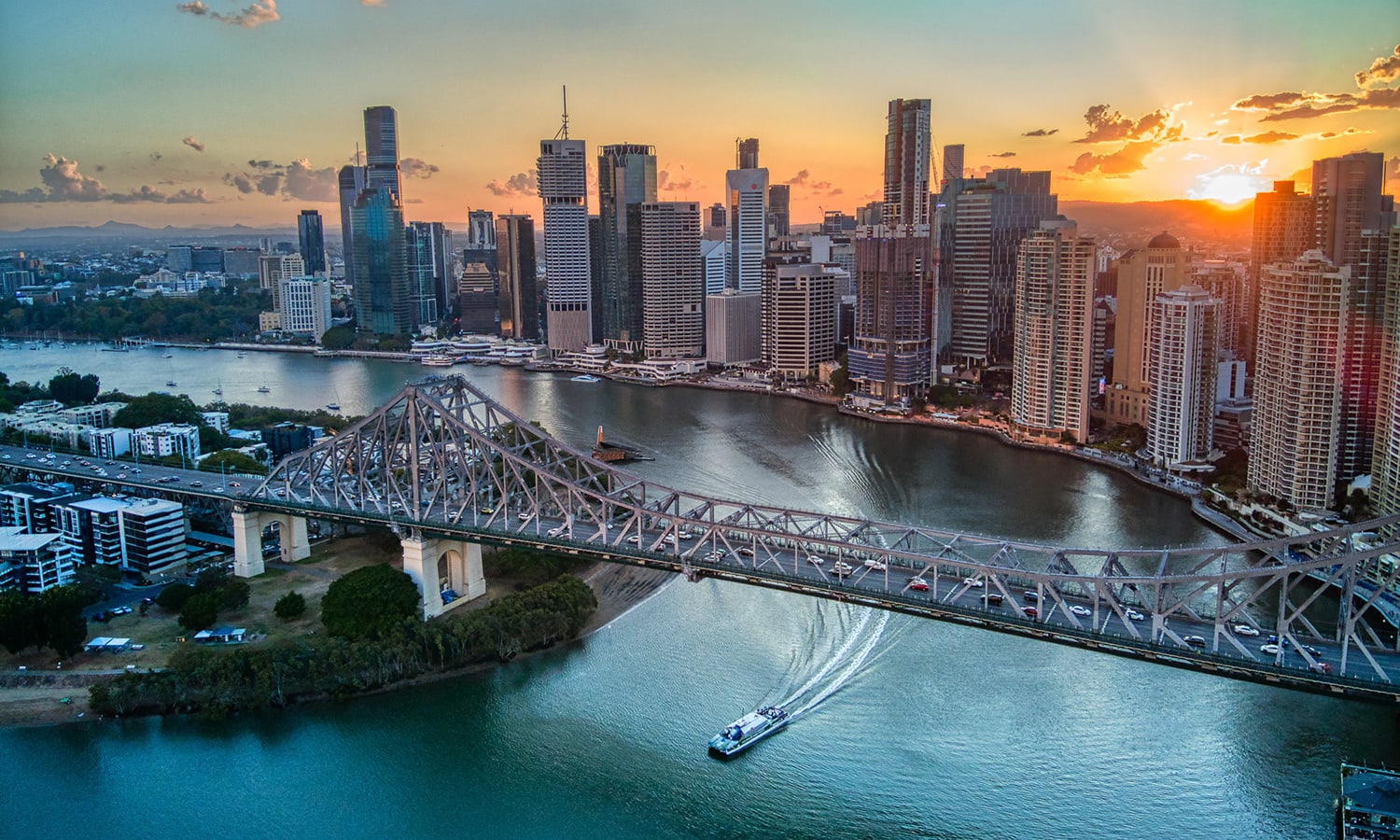 Pôr do sol sobre a Story Bridge e o centro de Brisbane