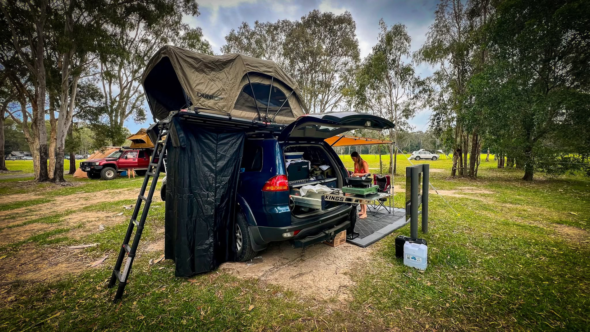 A traseira do nosso 4x4 com a porta aberta e as gavetas da cozinha de campanha